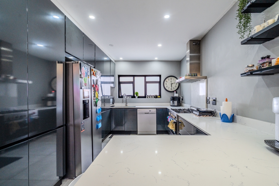 4 Bedroom Property for Sale in Fresnaye Western Cape